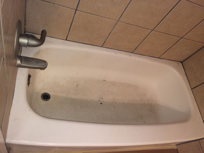 old dirty worn bath tub